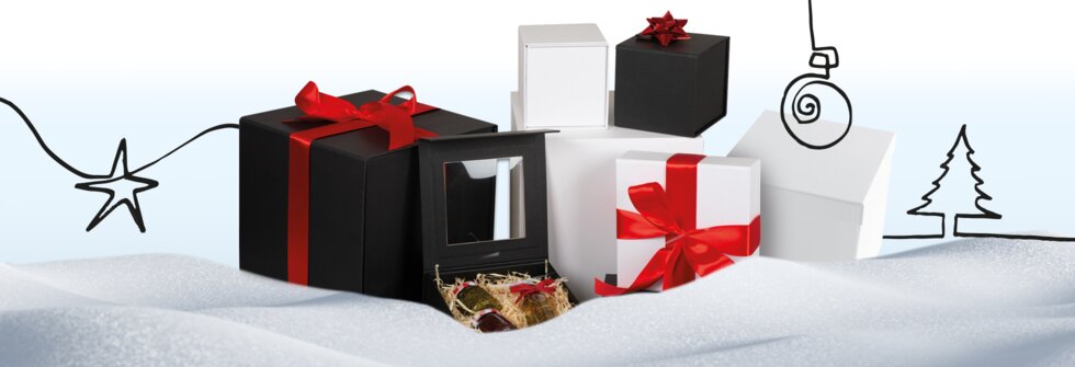 Die verschiedenen Geschenkboxen aus Karton sind in einem Gruppenbild mit Produkten und Geschenkaccessoires präsentiert.