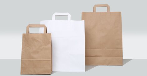 Darstellung verschiedener Papiertragetaschen mit flachen Griffen