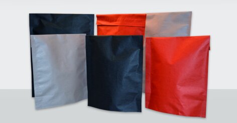 Darstellung der Geschenkbeutel in der Farbe schwarz und rot.