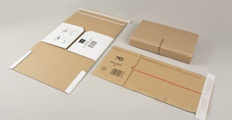 Darstellung der Versandverpackungen im gefalteten und ungefalteten Zustand.