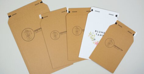 Darstellung Versandverpackungen mit Druck in der Farbe braun und weiss, in verschiedenen Grössen.