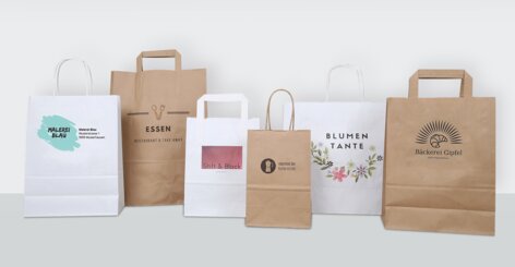 Darstellung verschiedener Papiertragetaschen mit Druck